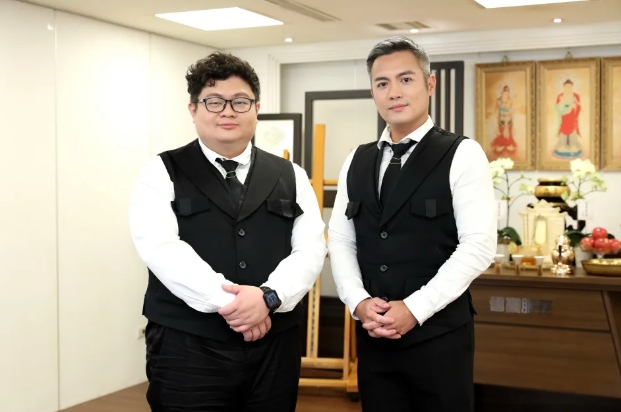 范逸臣、C2林玟圻體驗一日禮儀人員。（圖／非凡娛樂）