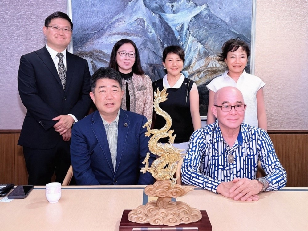(圖:國寶集團東華高爾夫球場與日本千歲空港鄉村俱樂部締結為姊妹球場。前排左起,菅井社長、邵明斌董事長;後排左起,林宗翰董事長、菅井社長夫人、邵明斌董事長夫人、湯順甄營運長。)